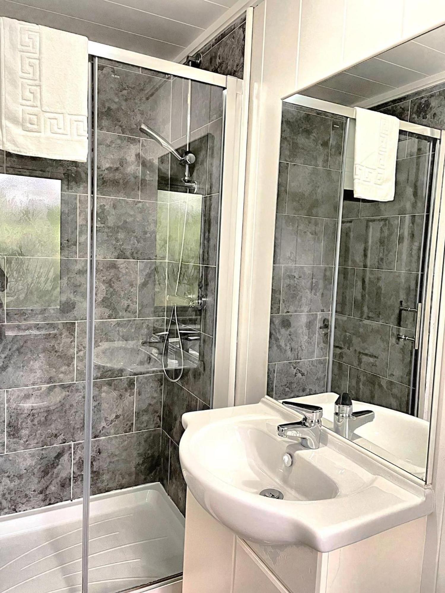 Woodland View -Hot Tub-Tenby-Carmarthen-St Clears Extérieur photo